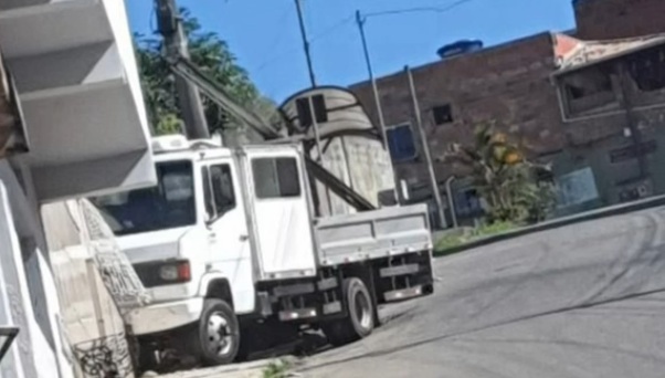 Susto no Juca Batista: caminhão desce desgovernado e bate contra muro; ninguém se feriu