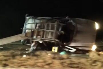 MG-129: motorista foge após capotar veículo no trevo do Itabiruçu, em Itabira; adolescente fica ferido