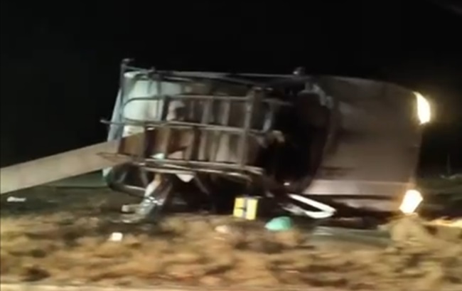 MG-129: motorista foge após capotar veículo no trevo do Itabiruçu, em Itabira; adolescente fica ferido