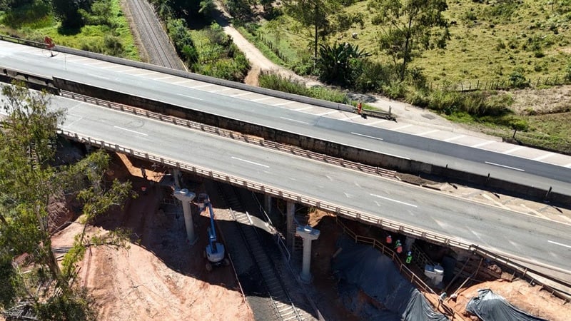 Obras na BR-040 avançam com instalação de vigas de até 50 toneladas em Cristiano Otoni e Carandaí