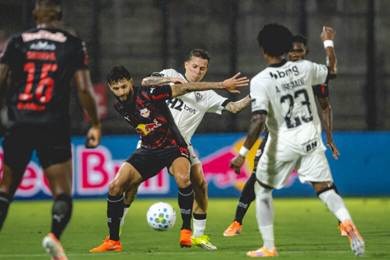 Atlético inicia mata-mata da Sul-Americana diante do Bragantino nesta quarta-feira; Rádio Caraça FM transmite a partida