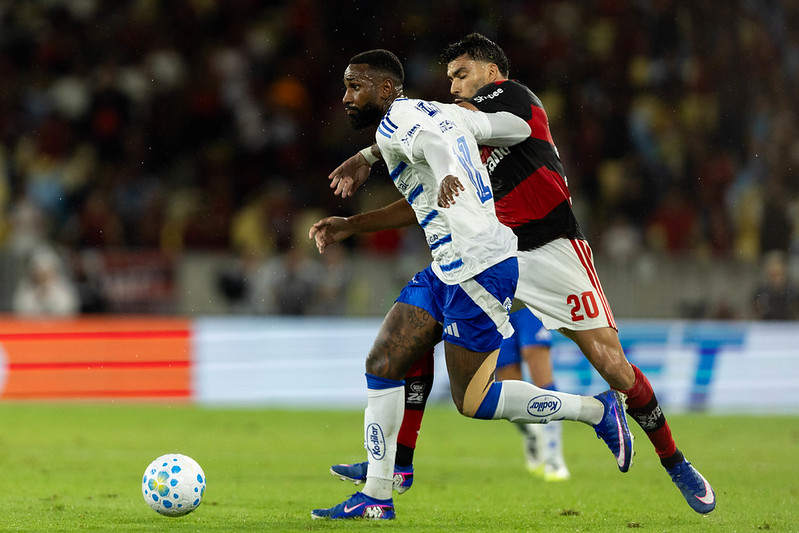Cruzeiro recebe Flamengo no Mineirão lotado em duelo pela Libertadores; Rádio Caraça FM transmite o jogo
