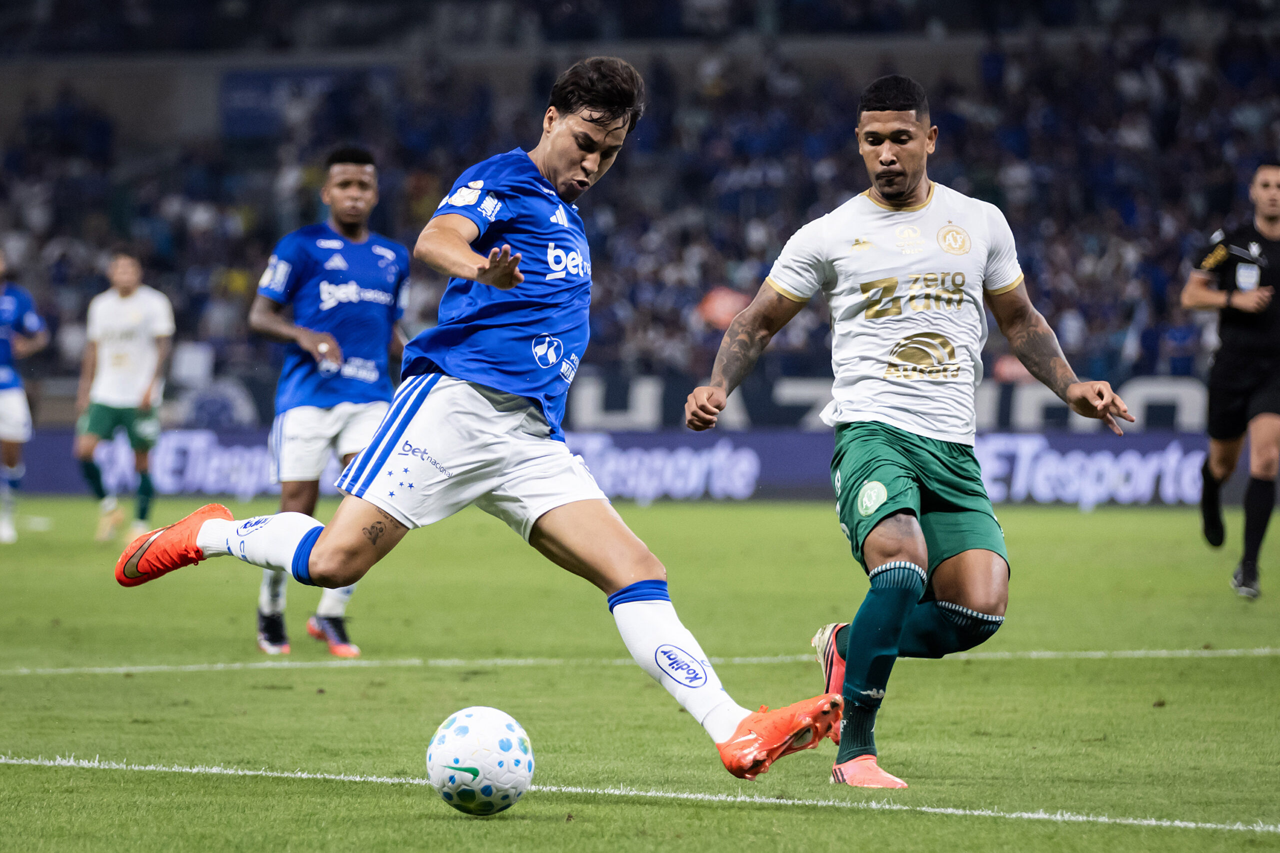 Cruzeiro avança às quartas de final após vitória sobre a Chapecoense no Mineirão