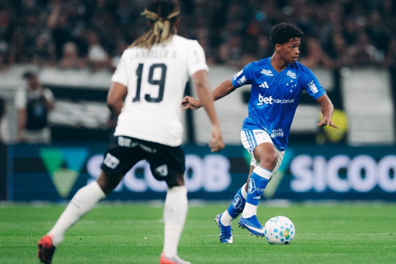 Cruzeiro bate Corinthians por 2 a 1 e amplia vantagem na classificação do Brasileirão