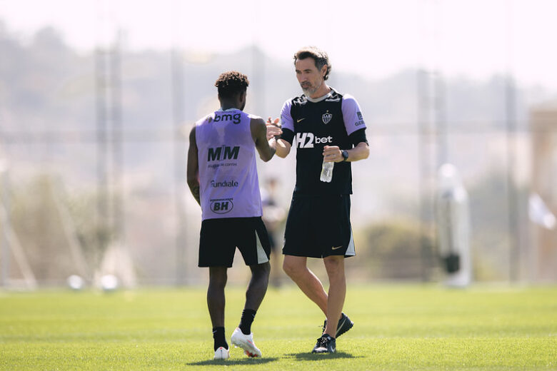 Atlético visita o Internacional pelo Campeonato Brasileiro; Rádio Caraça FM transmite o jogo