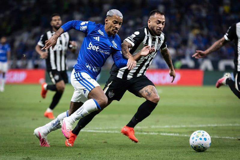 Cruzeiro e Atlético empatam em clássico quente e trocam acusações após lance polêmico