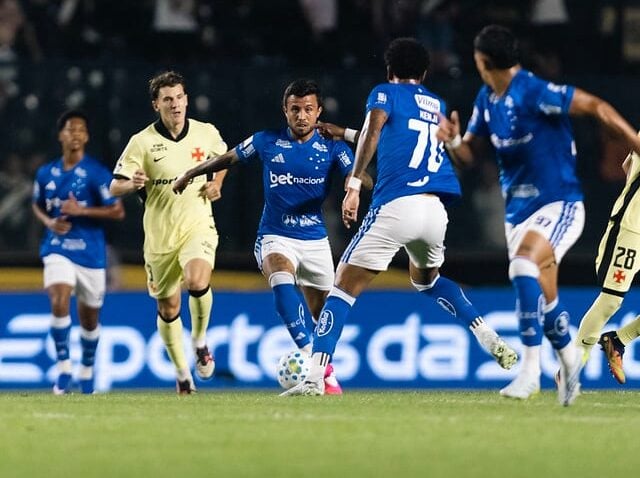 Cruzeiro perde para o Vasco por 3 a 1 e desperdiça chance de se aproximar dos líderes do Brasileirão