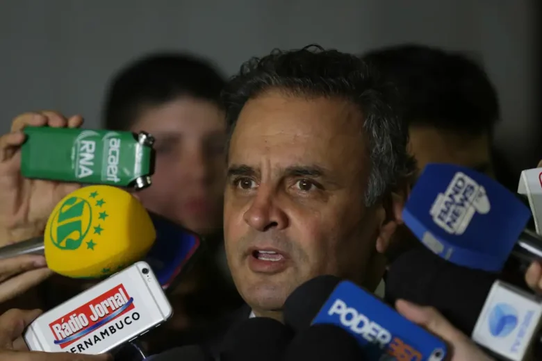 Mais uma reviravolta mineira! Aécio Neves anuncia candidatura ao Senado