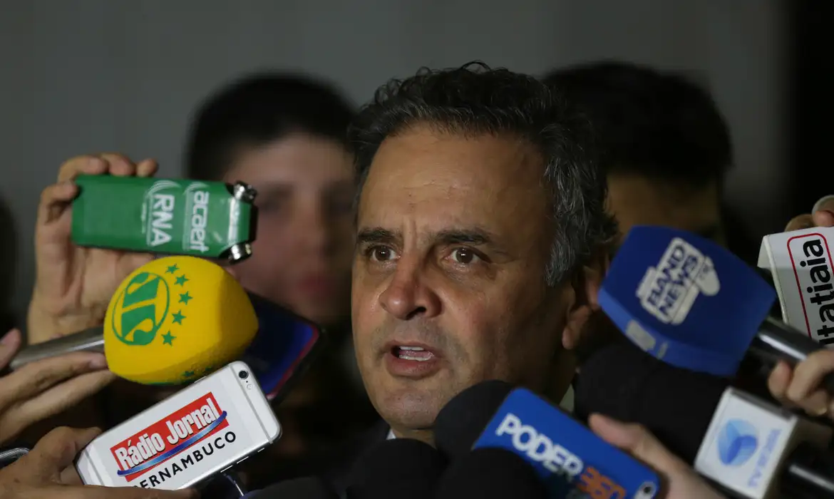 Mais uma reviravolta mineira! Aécio Neves anuncia candidatura ao Senado