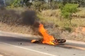 Motocicleta pega fogo após acidente na MG-434, próximo ao trevo de acesso ao distrito de Ipoema