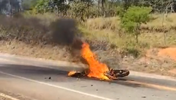 Motocicleta pega fogo após acidente próximo ao trevo de acesso a Ipoema, em São Gonçalo