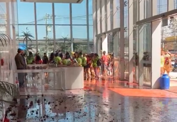 Protesto de indígenas leva grupo a ocupar sede da Vale em Nova Lima