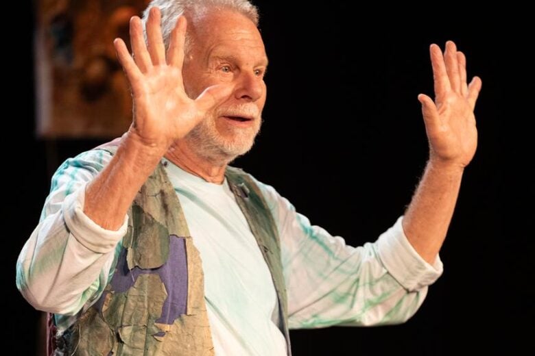 ENTREVISTA – “O teatro tem magia e calor humano”: Jonas Bloch apresenta o espetáculo “Delírio” em Itabira