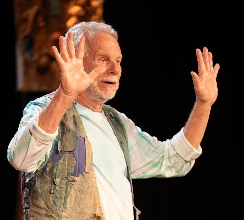 ENTREVISTA – “O teatro tem magia e calor humano”: Jonas Bloch apresenta o espetáculo “Delírio” em Itabira