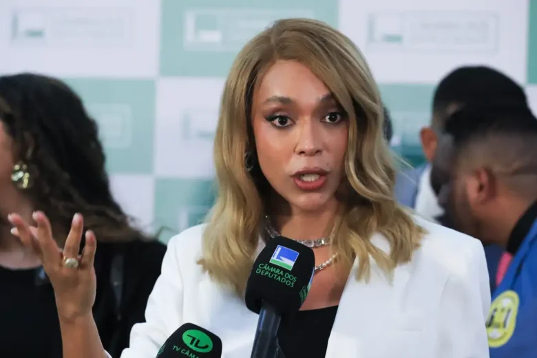 Conselho de Ética da Câmara aprova prosseguimento de processo contra Erika Hilton por quebra de decoro