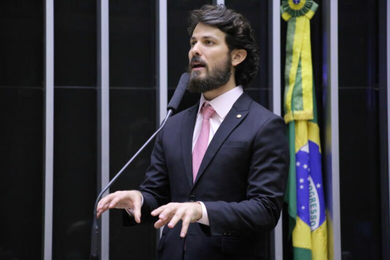 Simões não sobe nas pesquisas porque é “elefante em loja de cristal”, diz Marcelo Aro