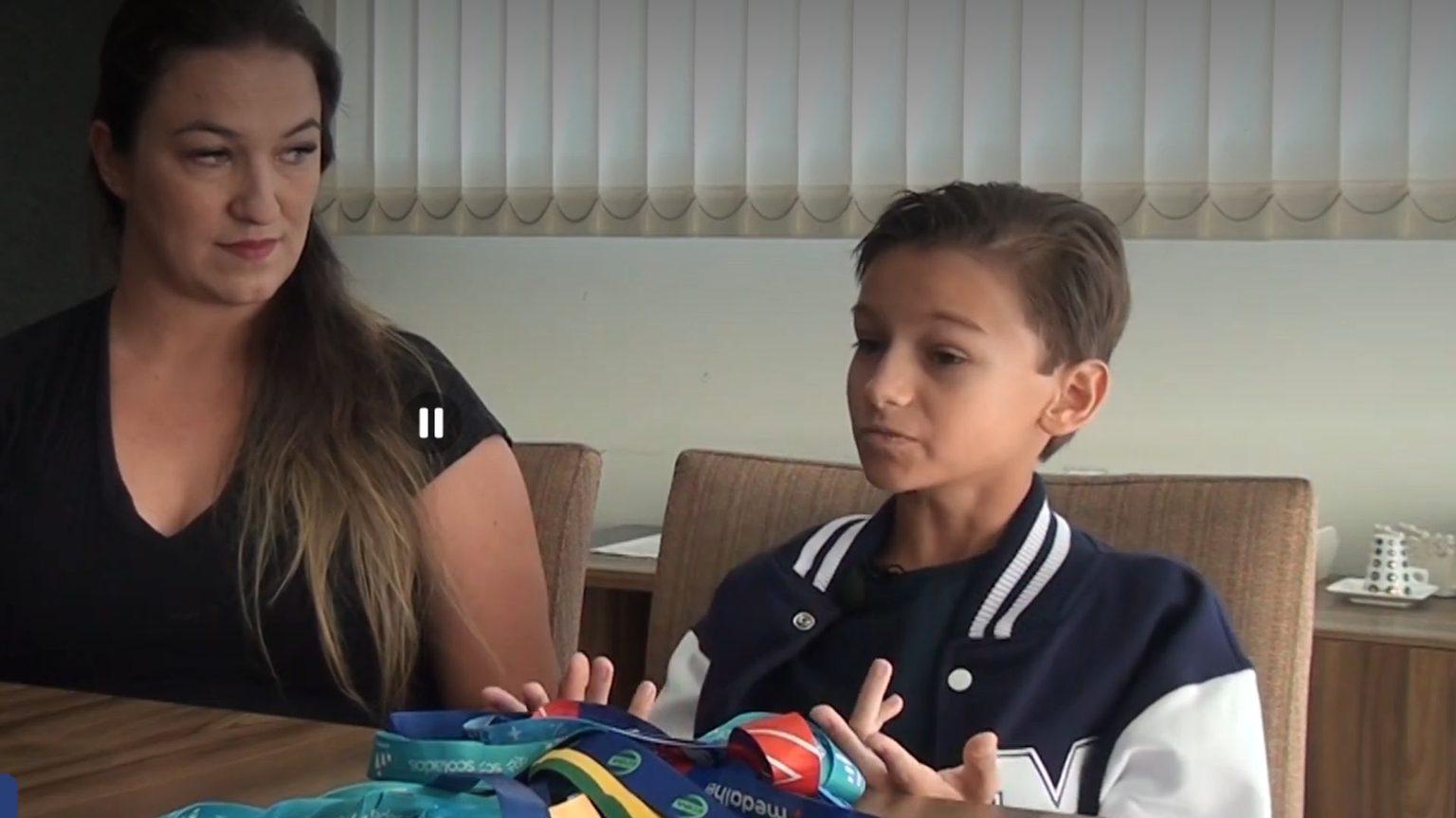 Aos 11 anos, pequeno gênio brasileiro com QI 146 fala seis idiomas e conquista medalha em olimpíada internacional