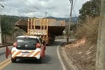 Transporte de báscula deixa trânsito lento nas rodovias do entorno de Itabira