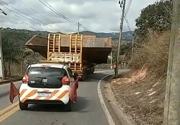 Transporte de báscula deixa trânsito lento nas rodovias do entorno de Itabira