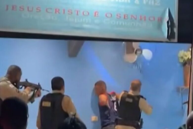 Homem mata ex-namorada, atira contra a Polícia Militar e é preso escondido em igreja na Grande BH