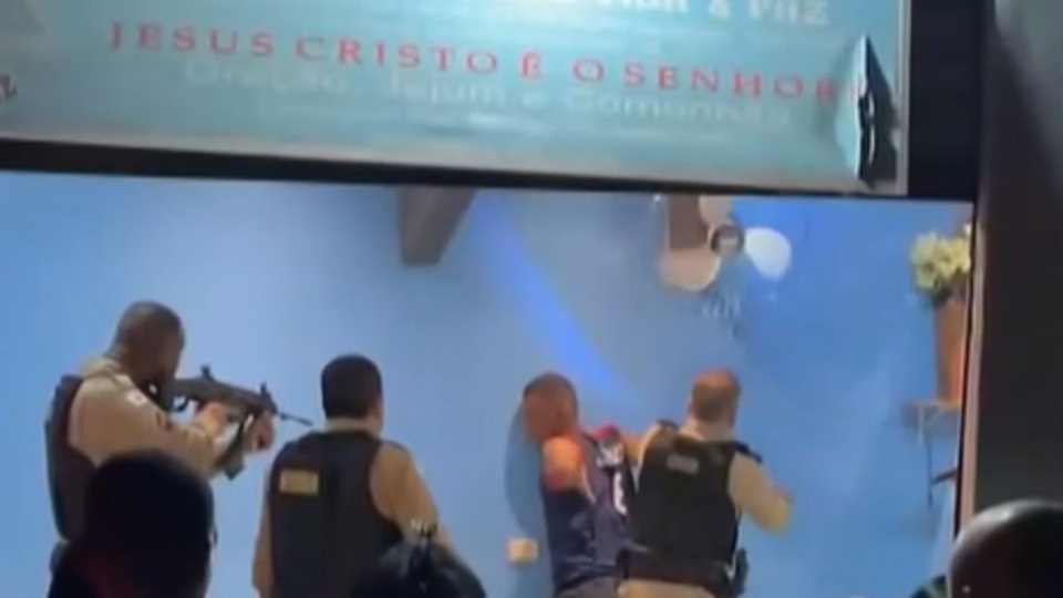 Homem mata ex-namorada, atira contra a Polícia Militar e é preso escondido em igreja na Grande BH