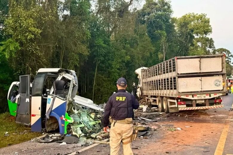 Acidente entre ônibus e caminhão mata 23 pessoas na BR-373, no Paraná