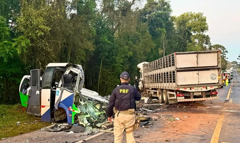 Acidente entre ônibus e caminhão mata 23 pessoas na BR-373, no Paraná