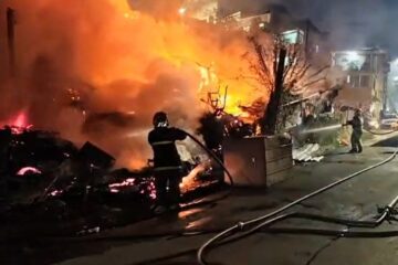 Incêndio se espalha por vegetação e atinge borracharia e barracão em Belo Horizonte