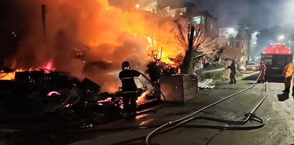 Incêndio se espalha por vegetação e atinge borracharia e barracão em Belo Horizonte