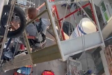 Bombeiros resgatam dois trabalhadores presos em plataforma no oitavo andar de prédio em Divinópolis