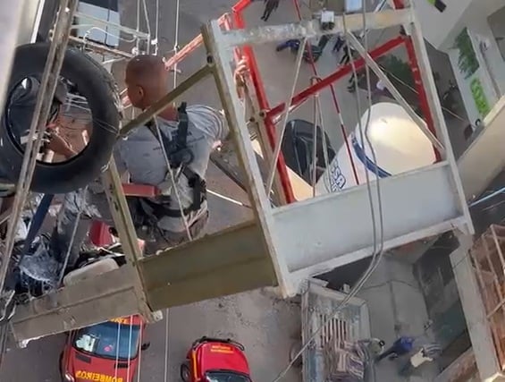 Bombeiros resgatam dois trabalhadores presos em plataforma no oitavo andar de prédio em Divinópolis