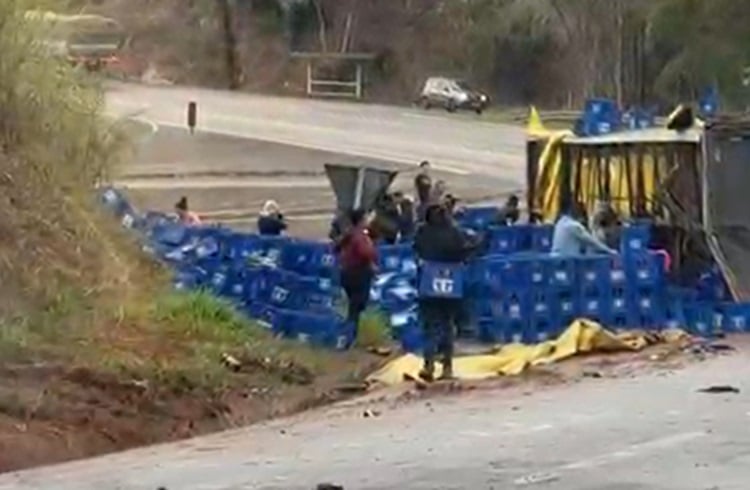 Carreta carregada com cerveja tomba na MGC-120 e carga é saqueada entre Itabira e Nova Era