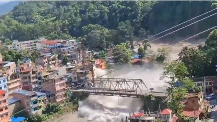 Avalanche entre Nepal e Tibete deixa 392 mortos e quase 1.500 desaparecidos