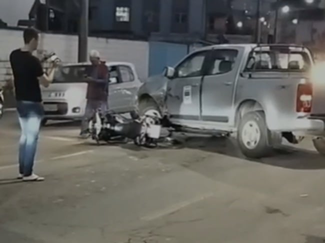 Caminhonete do DAE e motocicleta se envolvem em colisão no bairro Loanda, em João Monlevade