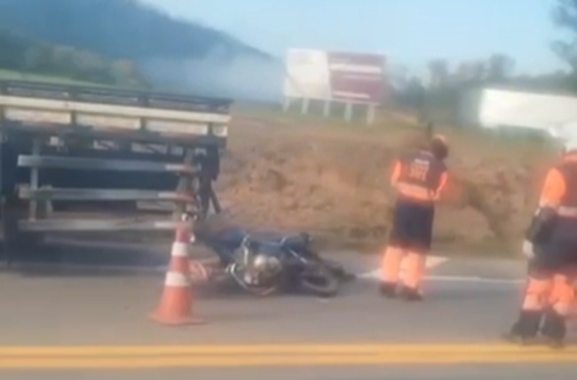 Motociclista morre em colisão com caminhão na BR-381, em João Monlevade