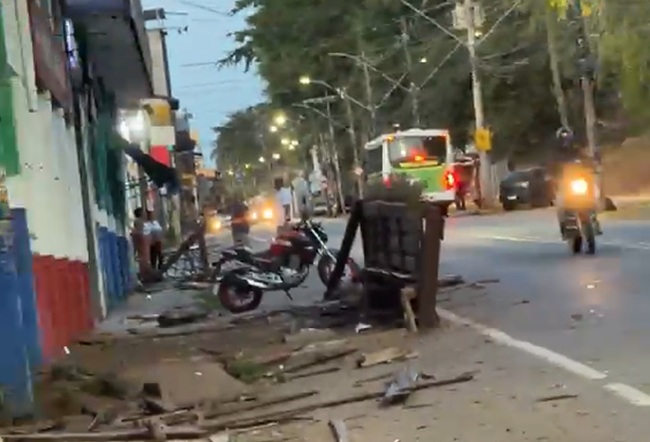 Hilux destrói parklets de dois estabelecimentos comerciais na avenida Rio Doce, em Itabira