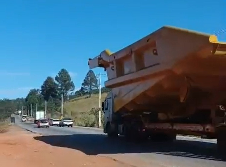 Transporte de báscula de grande porte provoca lentidão na MG-129 e estradas no entorno de Itabira