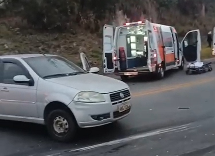 Colisão frontal entre carro e caminhão deixa dois feridos graves na BR-381