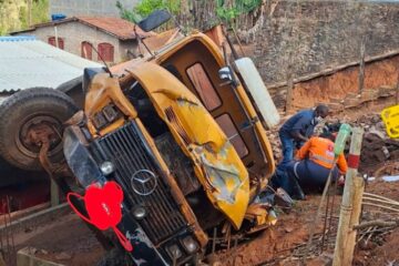 Caminhão desgovernado atinge residência e deixa motorista ferido em Rio Piracicaba