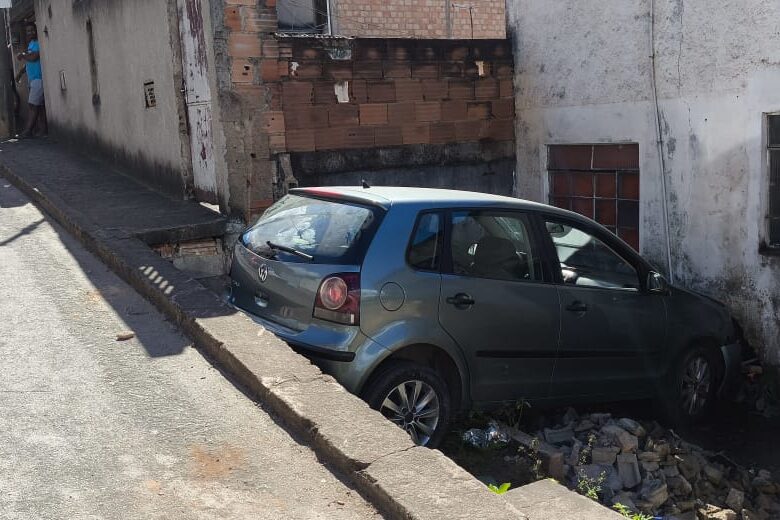 Tampa de bueiro se solta, motorista perde o controle da direção e carro atinge casa em Itabira