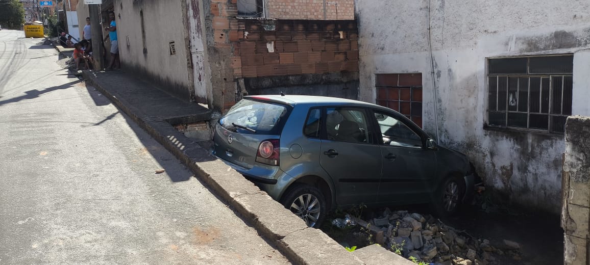Tampa de bueiro se solta, motorista perde o controle da direção e carro atinge casa em Itabira