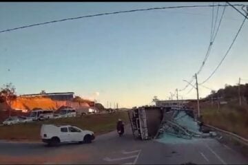 Itabira: caminhão carregado com vidros tomba na MG-129 e deixa duas pessoas feridas