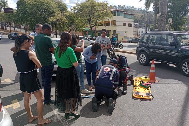 Idosa de 76 anos fica ferida após acidente na avenida Duque de Caxias, em Itabira