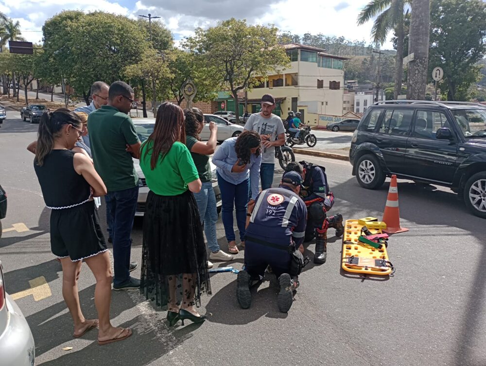 Idosa de 76 anos fica ferida após acidente na avenida Duque de Caxias, em Itabira