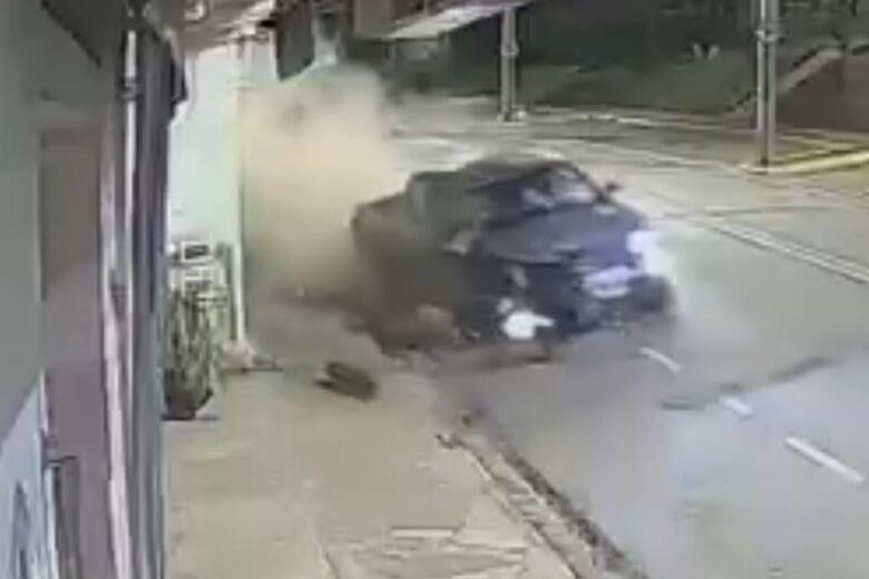 Câmera de segurança flagra Hilux destruindo parklets de dois estabelecimentos em Itabira