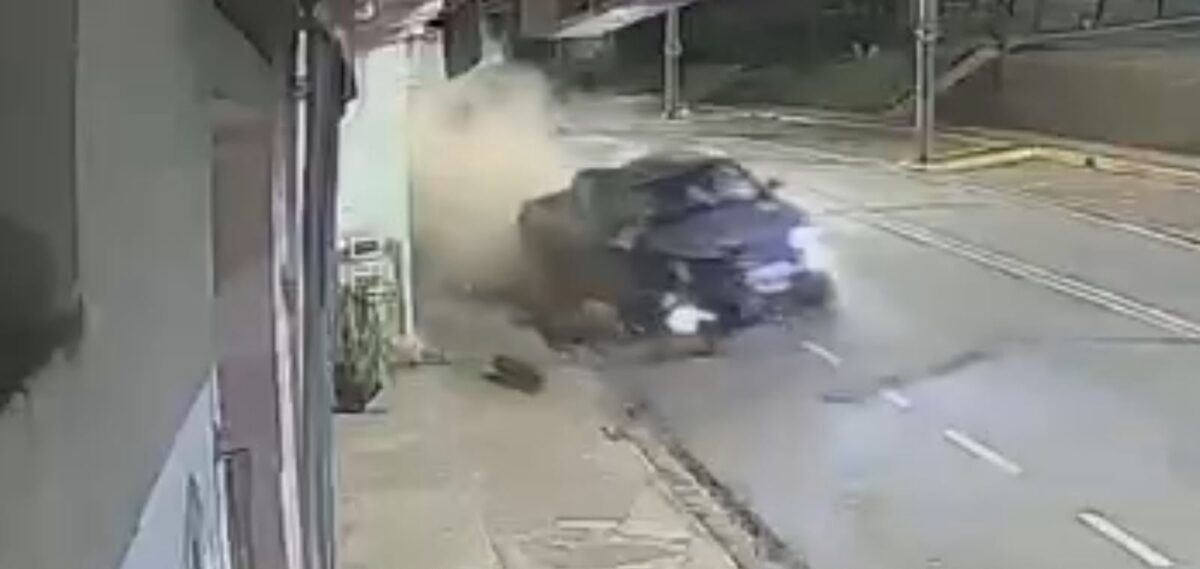 Câmera de segurança flagra Hilux destruindo parklets de dois estabelecimentos em Itabira