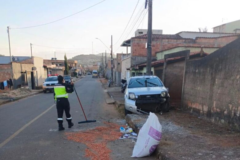 Idoso fica ferido após capotar carro em Itabira; motorista diz que cochilou ao volante
