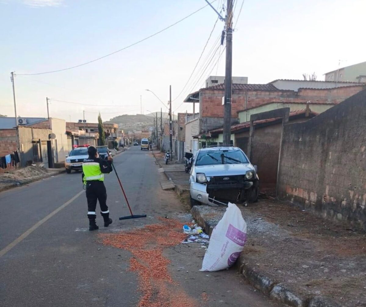Idoso fica ferido após capotar carro em Itabira; motorista diz que cochilou ao volante