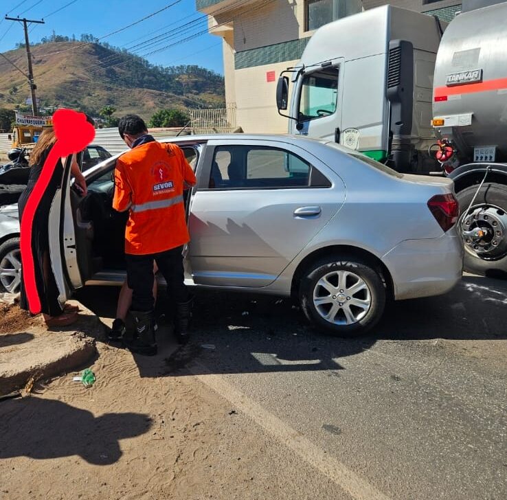 Homem fica ferido após batida entre carro e moto no bairro Loanda, em João Monlevade