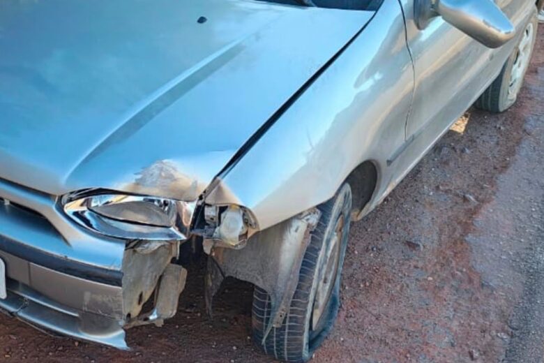 Idoso perde controle de Palio, invade canteiro central e derruba placas de sinalização em Itabira